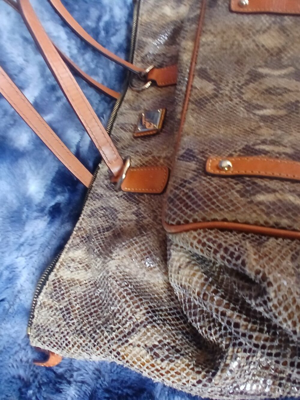 Dooney & Bourke tote handbag - Picture 5 of 9